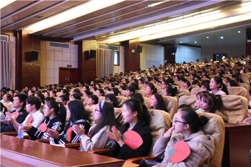 从英格兰到中国:我的简单生活——威尼斯官网外籍教师Dan做客“成长面对面” (5).JPG