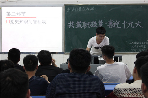 威尼斯官网团委开展 “共筑职教梦 喜迎十九大”主题团日活动及室外板报刊出活动(3).JPG