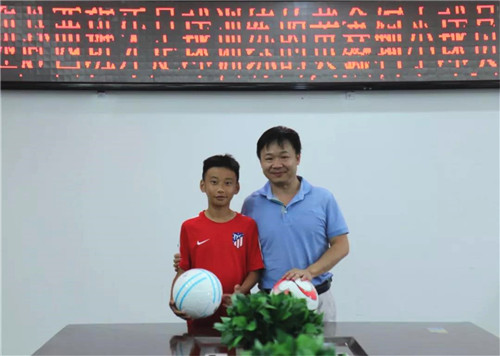 10副校长廖秋劲与黄鑫轲交换足球.jpg