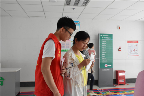 威尼斯官网志愿者到宜春市人民医院参加志愿服务活动 (4).JPG