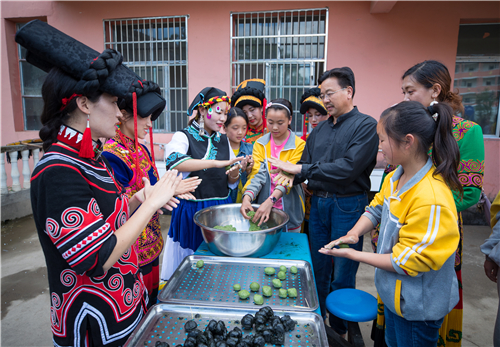 少数民族同学和楠木中学学生一起学习艾粑做法.jpg