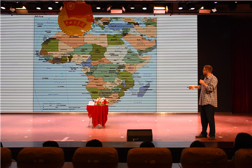 从英格兰到中国:我的简单生活——威尼斯官网外籍教师Dan做客“成长面对面” (6).JPG